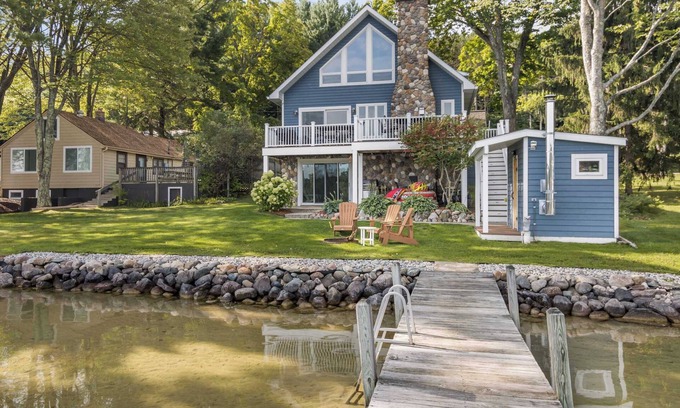 Alden House | Blue Sky Clam Cottage | Waterfront | Clam Lake