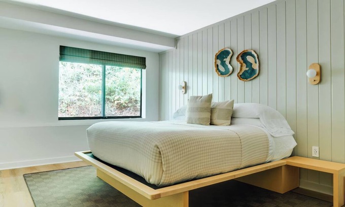 Lake Placid Hotel | Bluebird Lake Placid l Unique King + Bunks for Group Getaways