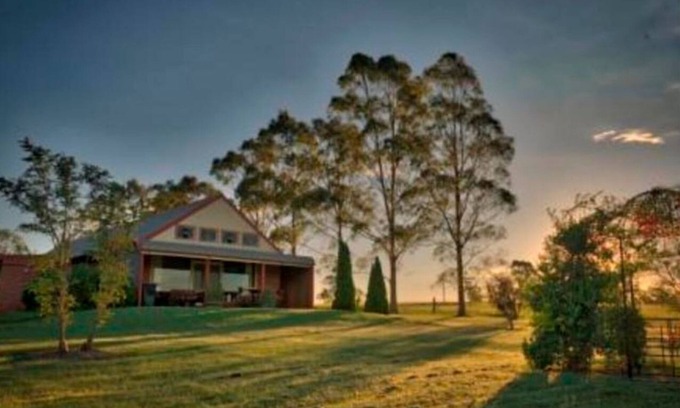 Lovedale Ski Chalet | Bluebush Estate - The Chalet - Stunning Country Views - Sleeps 10