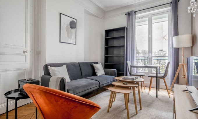 Porte-Dauphine Apartment | Blueground | Victor Hugo, elev, nr garden & dining