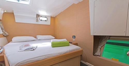 Fiumicino Boat Rental | Boat Nicole