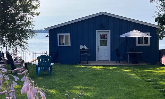 Innisfil Cottage | Boathouse Escape on Lake Simcoe! Perfect couples (+1) retreat 1 hour from GTA
