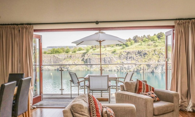 Capernwray Cottage | BOAVISTA, pet friendly, with hot tub in Carnforth