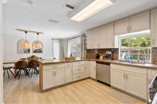 University Park House | Boho Style 5 BR 2,5 BT Heated Pool Fit 14