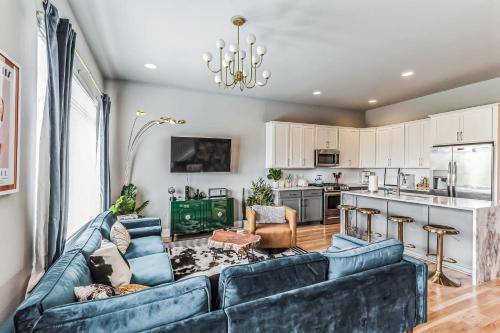 Haynes Area House | Boho Townhome for 12 Close to DT