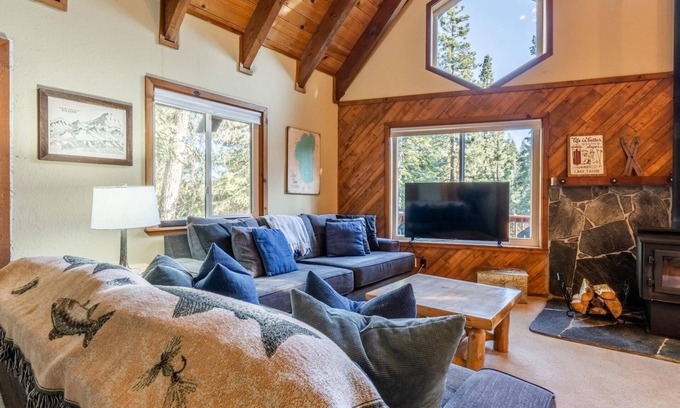 Kingswood Estates House | Book Now for Fall! 4 Bedroom, Plus Loft! Forest Views, Fireplace, and Garage!