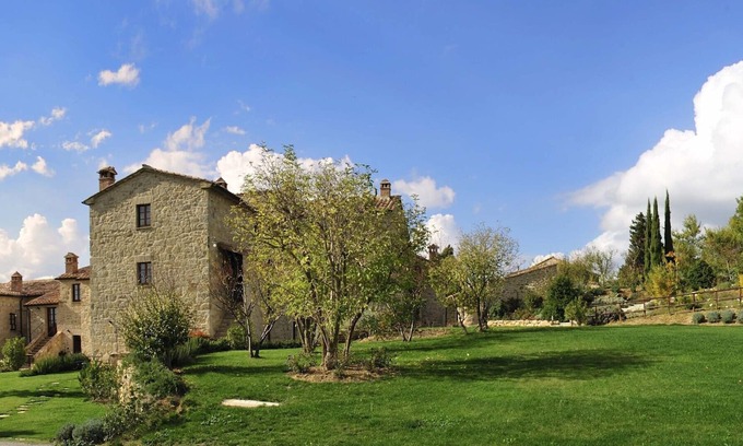 Sarteano Ski Chalet | Borgo Fastelli - Sambuco Chalet in historical Borgo in Val d'Orcia