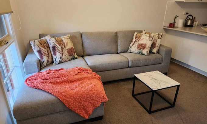 Kensington Apartment | Boutique apartment on ground level with free parking