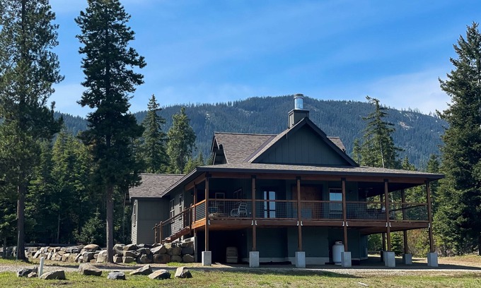 Cle Elum House | Brand new home near Cle Elum Lake, w/deck, firepit, pickleball/basketball court