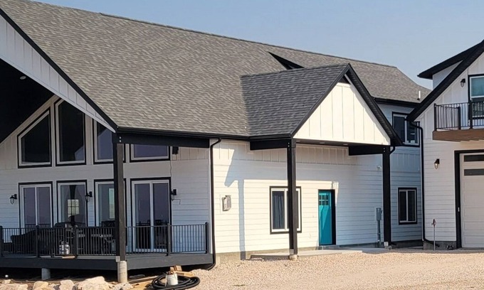 Sweetwater House | Brand New Spacious Lakehouse 5 minutes from the Lake