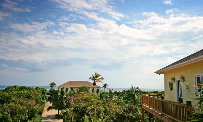 Tarpum Bay House | Breathtaking 7 Bedroom Beachfront Home with 2 bedroom cottage