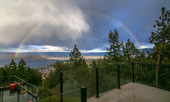 West Kelowna Estates Bed & Breakfast | Breathtaking view and privacy just for you and the one you love