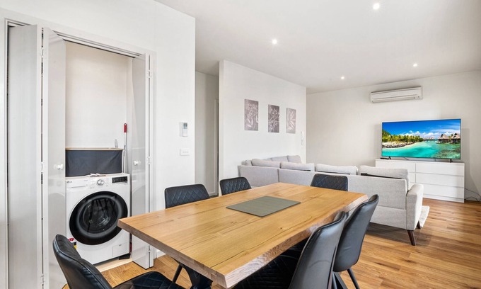 Kensington Apartment | Bright 2-Bed Flat with Balcony in Kensington