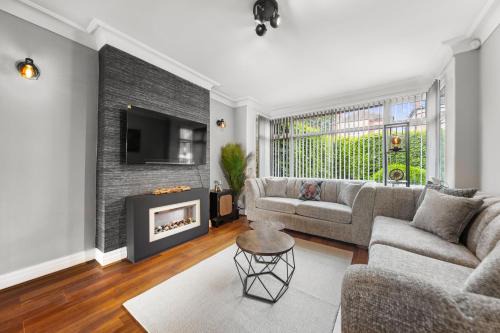 Chapel Allerton House | Bright 3-BR Home-Driveway, Sky-TV-Fast WiFi