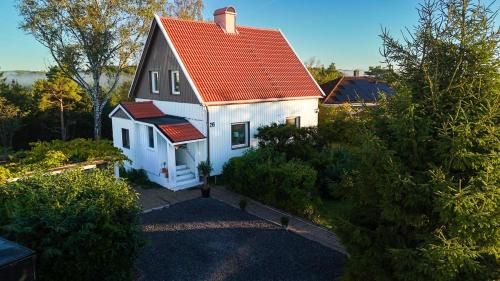 Molnlycke House | Bright 4BR Hilltop Villa Close to Gothenburg City