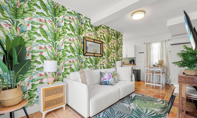 Flamingo Parks Apartment | Bright & Airy Apartment on Flamingo Dr
