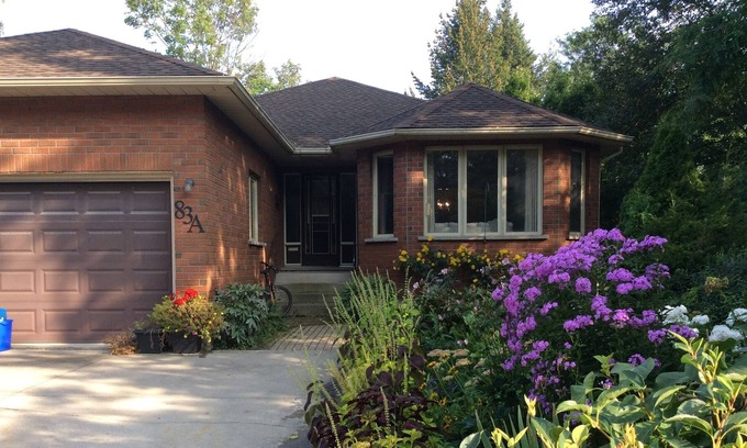 Dundas House | Bright and spacious home in historic town of Dundas.