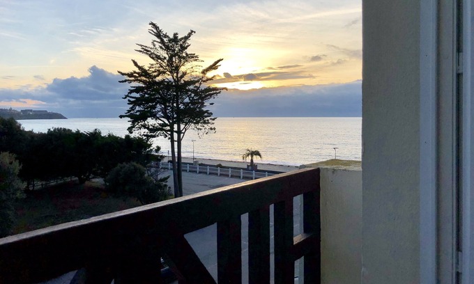Donville-les-Bains Apartment | Bright apartment with sea view and direct access to the beach