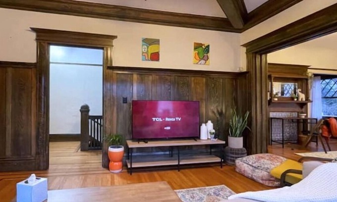 Midtown Sacramento Apartment | Bright, Artsy Apt in Midtown