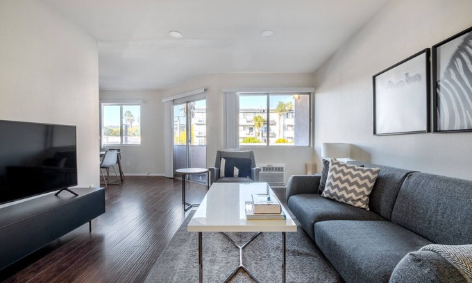 Beverly Grove Apartment | Bright Beverly Hills 1BR near Shops on Rodeo Drive, by Blueground
