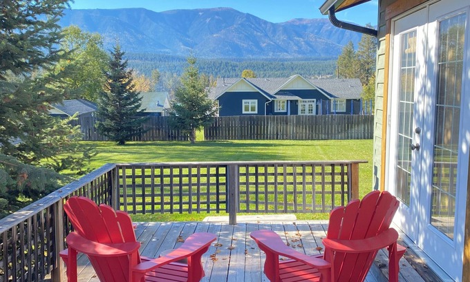 East Kootenay House | Bright Cozy Sinclair Cottage In Beautiful Windermere BC. Pickleball court.
