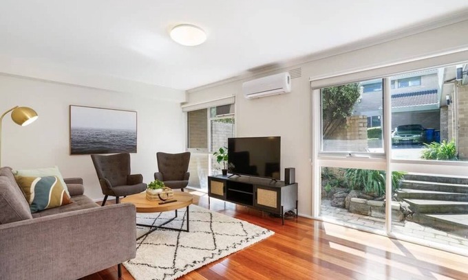 Balwyn House | Bright & Lovely @ Balwyn Townhouse w/parking, BBQ