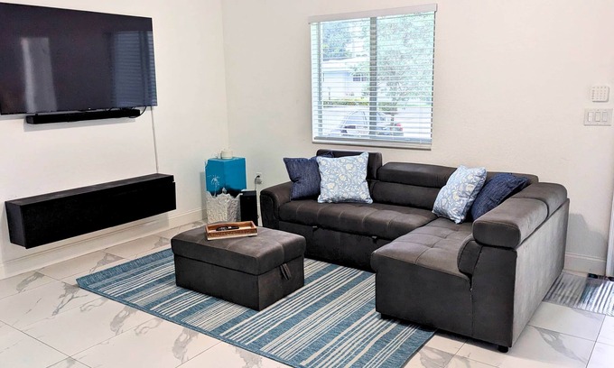 Downtown Fort Lauderdale House | Bright & Modern Home | October 18% Discount