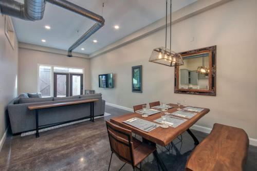 Roanoke Apartment | Bright modern loft for adventurers