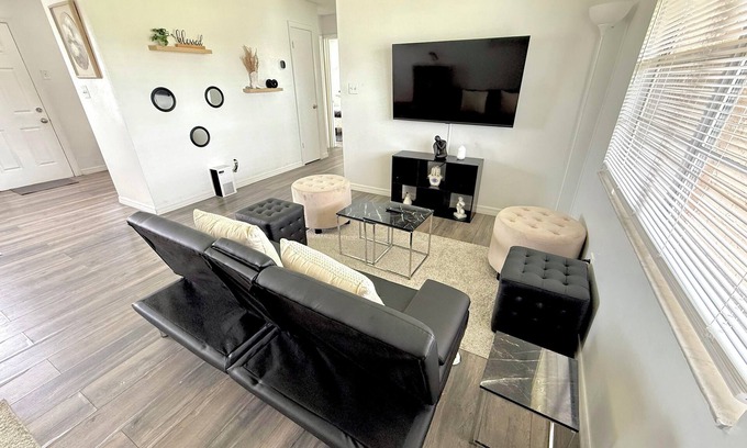 Buena Ventura Lakes House | Bright Stylish Retreat Close to Disney Parks & Univesal