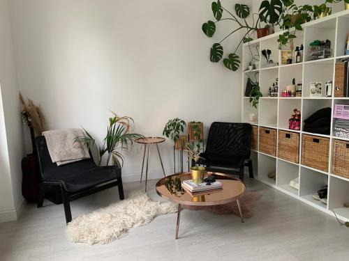 South Norwood Apartment | Bright White Studio Flat & easy access to London