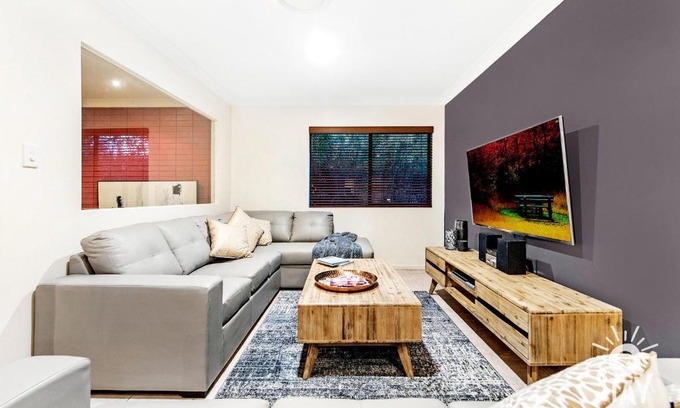 Broadbeach Waters House | Broadbeach Waters 7 Bedroom home with Pool - QSTAY