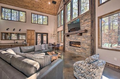 Hochatown House | Broken Bow Lazy Dog Lodge with Hot Tub, Pool Table