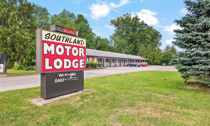 Riverview Apartment | Brownstown MI 1BR Apt w/ Sofa Bed and Bathtub
