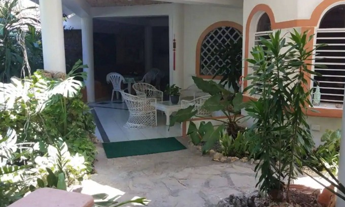 Cabarete Apartment | Budget room in Cabarete guesthouse, near beach and shops/restaurants