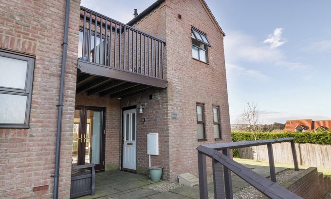 Ruswarp Cottage | BUFFERS, family friendly, with a garden in Whitby