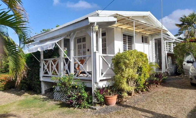 Saint-Francois House | Bungalow les hibiscus with Jacuzzi 200 meters from the beach