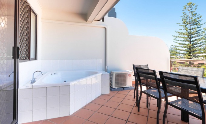 Burleigh Heads Apartment | Burleigh on the Beach Holiday Apartments