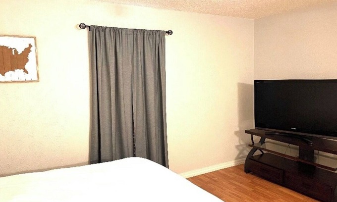 Sherman House | Business Professionals on Bordeaux Private Room 1 : w/ WiFi, Cable & Gym