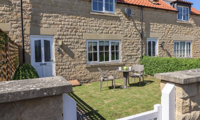 Helmsley Cottage | Cabin ∙ 2 bedrooms ∙ 4 guests