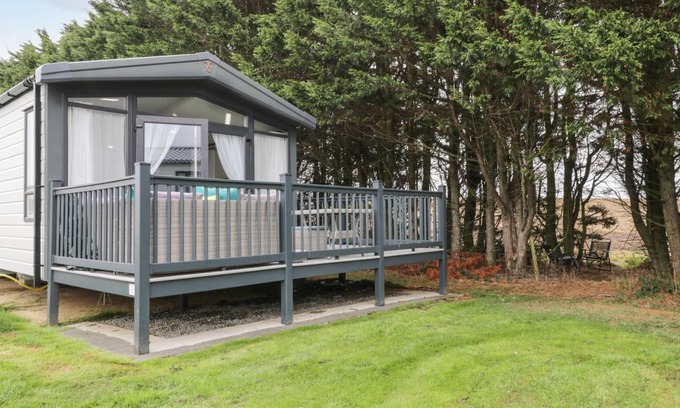 Cayton Bay Cottage | Cabin ∙ 2 bedrooms ∙ 4 guests