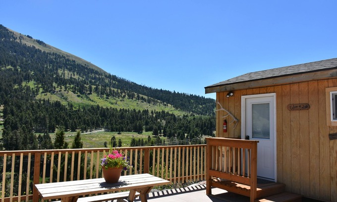 Jardine Cabin | CABIN 2- Secluded cabin 5.25 miles. from North entrance to Yellowstone!