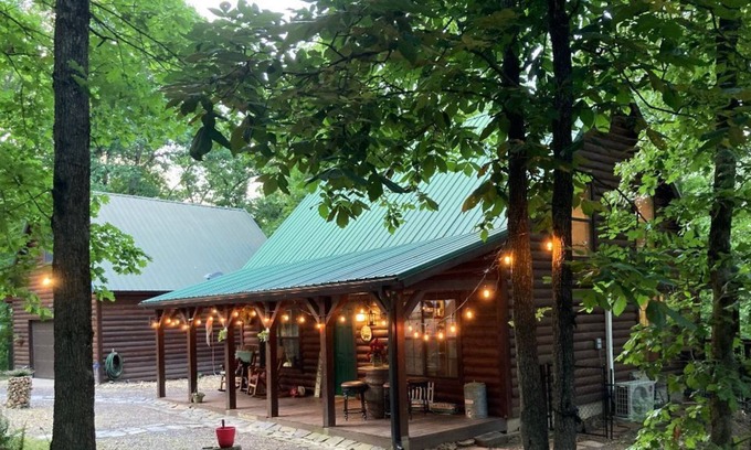 Kansas Cabin | CABIN IN THE WOODS - Quiet, secluded yet close to activities!