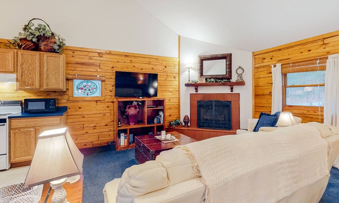 Eureka Springs Cabin | Cabin suite in quiet location with fireplace, grill, cable & AC
