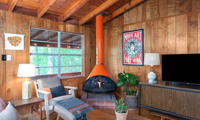 Ridgecrest Cabin | Cabin with Mountain View, Fireplace, Screened Porch and Fire Pit near Asheville