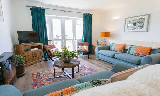Edern Cottage | Cae Calch - a ground floor bedroom that sleeps 6 guests in 3 bedrooms