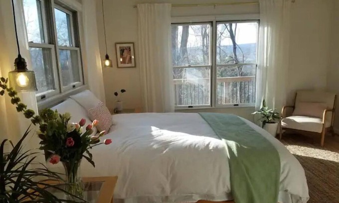 Purcellville Cabin | Cali's Mountain Hideaway - Peaceful Luxury Awaits!
