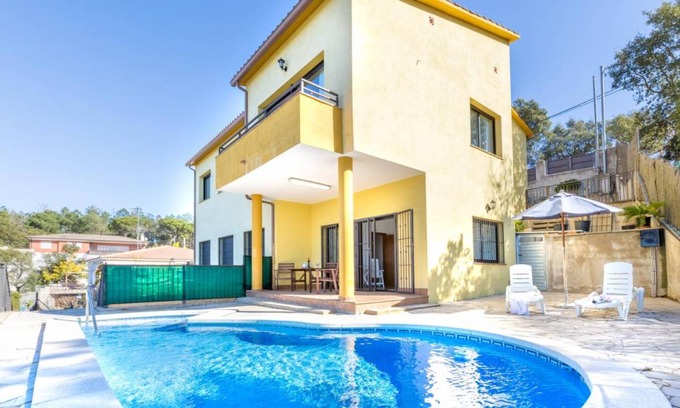 Vidreres House | Camelia