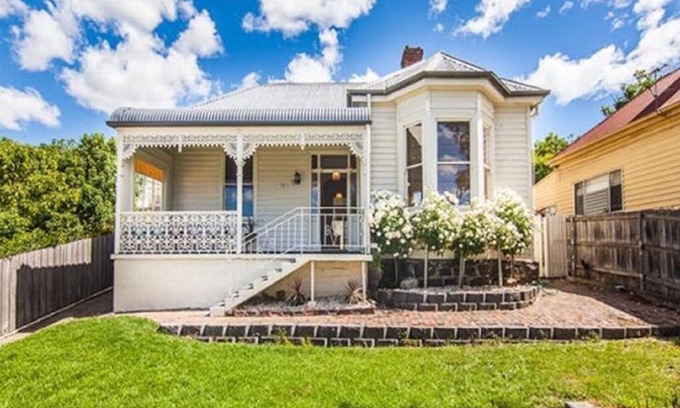 Launceston CBD House | Campbell Cottage: Renovated Victorian cottage with parking near Launceston's CBD