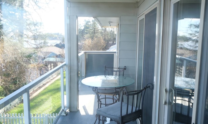 Campbell River House | Campbell River House with stunning Ocean Views and three sundecks!