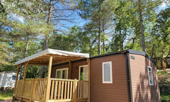 Monoblet House | Camping 3 étoiles - Piscine - cca0ge0